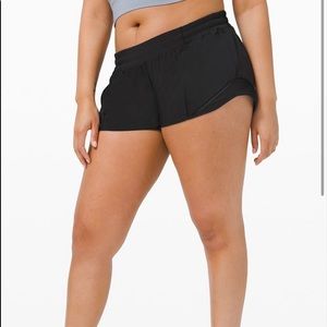 Lululemon Black 2.5 Hotty Hot Shorts Size 2